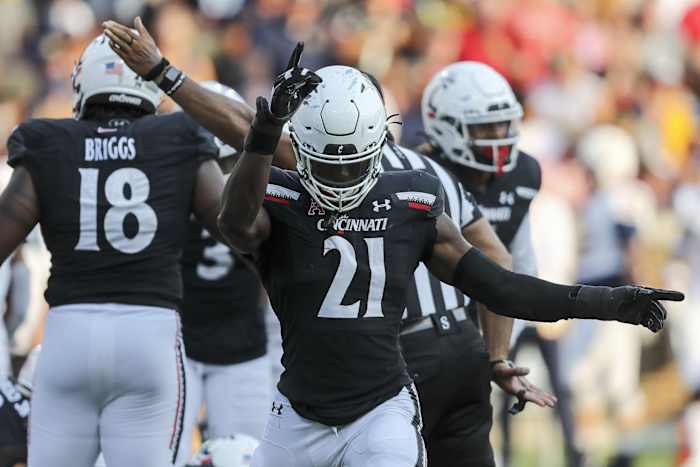 Cincinnati Bearcats DE Myjai Sanders celebrates with defense
