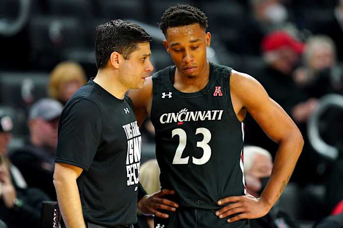 Cincinnati Bearcats head coach Wes Miller talks with Cincinnati Bearcats guard Mika Adams-Woods (23) in the second half of an NCAA men s college basketball game against the Houston Cougars, Sunday, Feb. 6, 2022, at Fifth Third Arena in Cincinnati. The Houston Cougars defeated the Cincinnati Bearcats, 80-58. Houston Cougars At Cincinnati Bearcats Feb 7