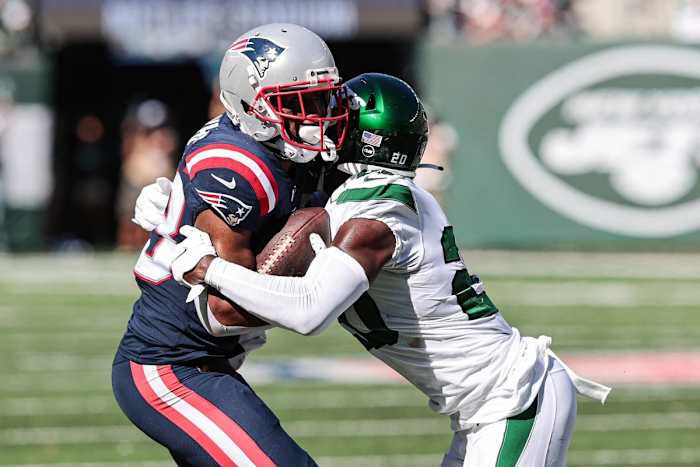 Marcus Maye makes a tackle