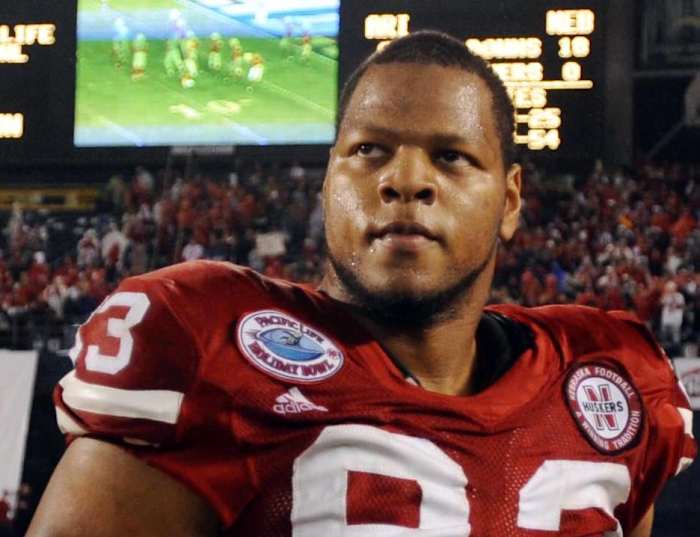 Ndamukong Suh 2009 vs Arizona in Holiday Bowl USATSI_4283213