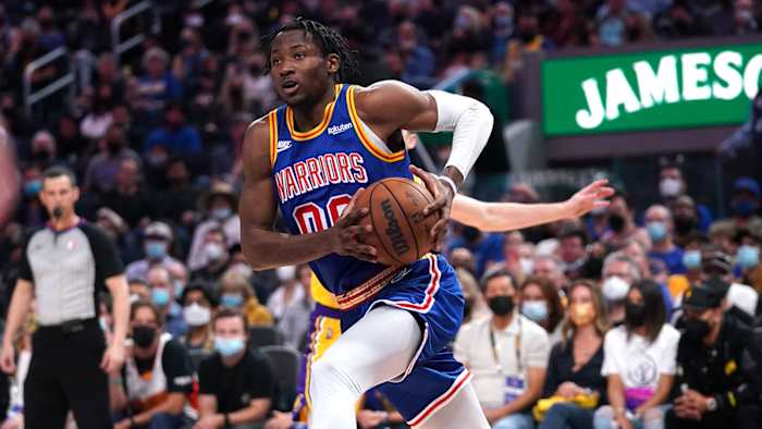 Golden State Warriors forward Jonathan Kuminga (00) drives to the hoop against the Los Angeles Lakers.
