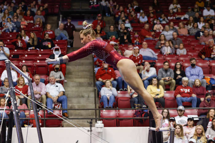 Jordyn Paradise on the uneven bars in 2022