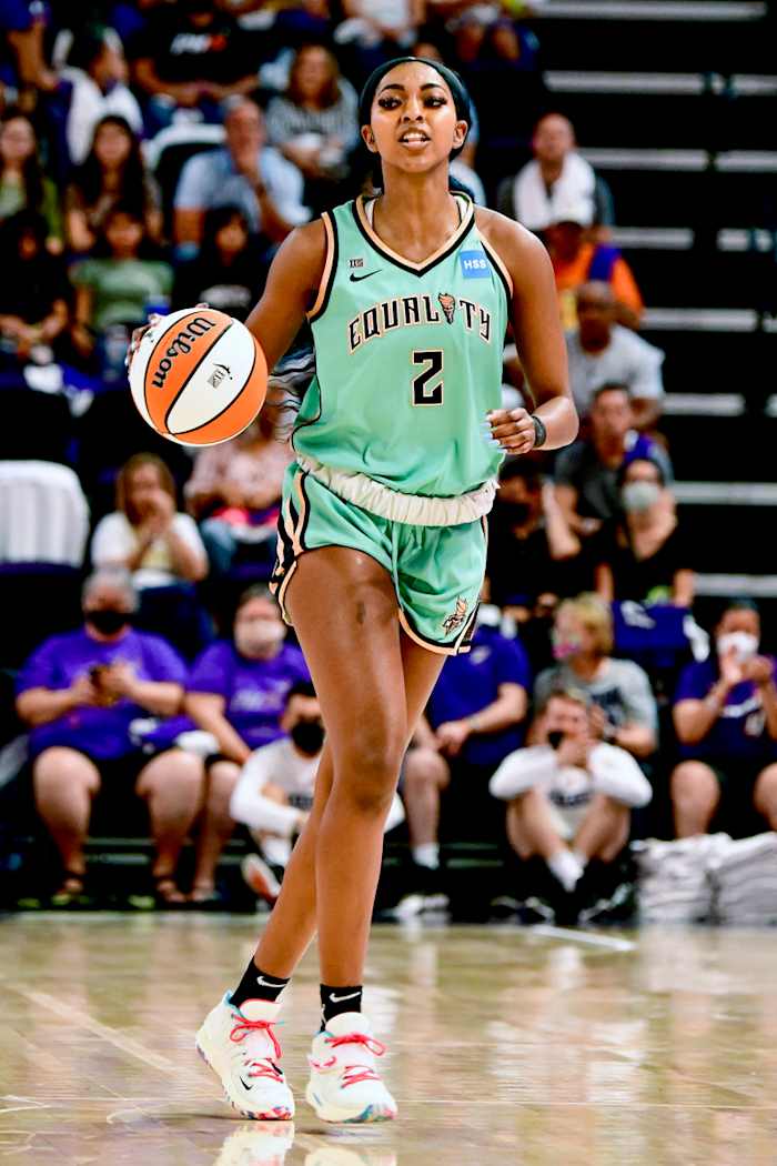 DiDi Richards dribbling the ball.
