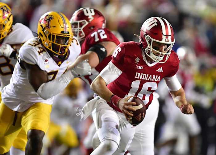 Minnesota EDGE Boye Mafe pressures quarterback