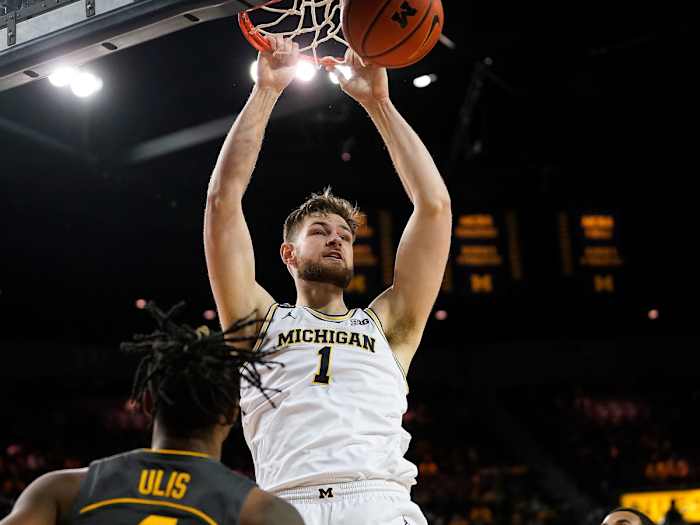 Michigan’s Hunter Dickinson dunks the ball