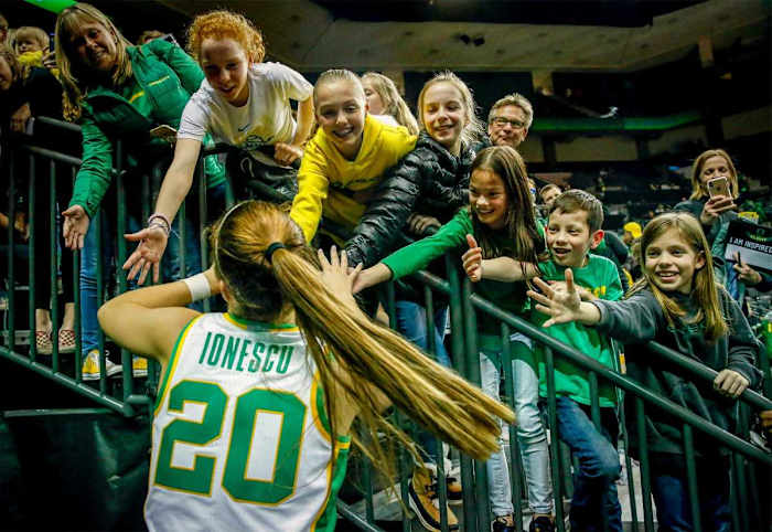 sabrina-ionescu-with-fans