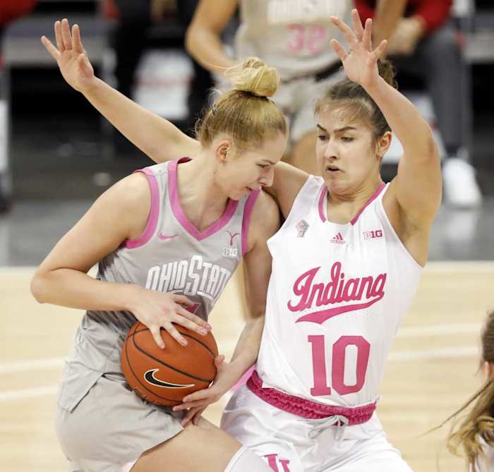 Aleksa Gulbe guards Dorka Juhász.