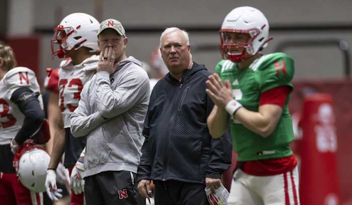 Mark Whipple and Scott Frost with quarterback spring practice 2022.03.30 2794