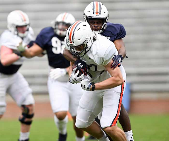 Brandon Frazier (87) catches the ball behind defender Tony Huntley Jr.Auburn FB scrimmage on Saturday, April 2, 2022 in Auburn, Ala.Todd Van Emst/AU Athletics
