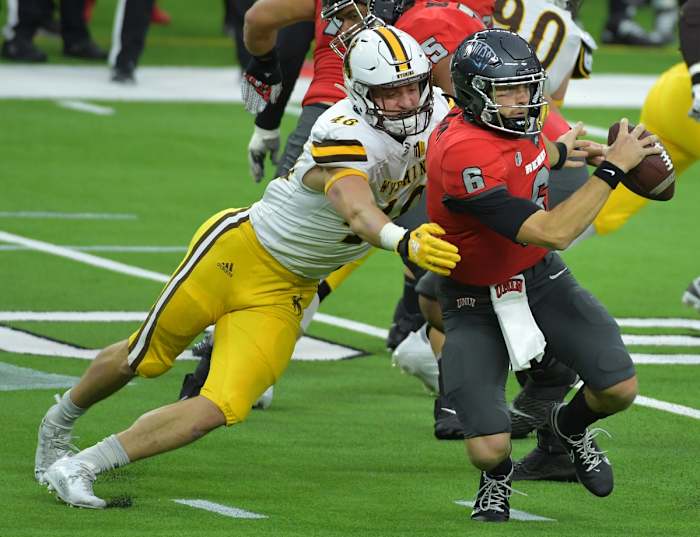 Wyoming LB Chad Muma tackle