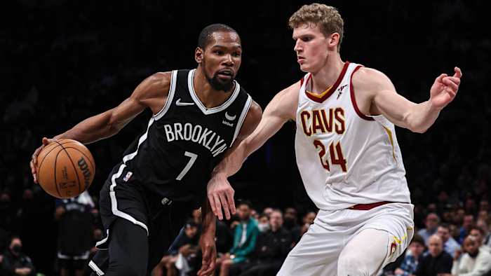 Brooklyn Nets forward Kevin Durant (7) drives to the basket as Cleveland Cavaliers forward Lauri Markkanen.