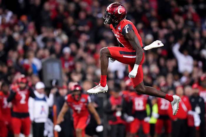 Cincinnati Bearcats cornerback Ahmad Gardner (1) celebrates a sack of Houston Cougars quarterback Clayton Tune (3) in the second quarter during the American Athletic Conference championship football game, Saturday, Dec. 4, 2021, at Nippert Stadium in Cincinnati. Houston Cougars At Cincinnati Bearcats Aac Championship Dec 4 © Kareem Elgazzar/The Enquirer / USA TODAY NETWORK