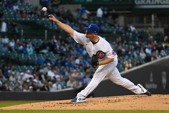 Mark Leiter pitches.