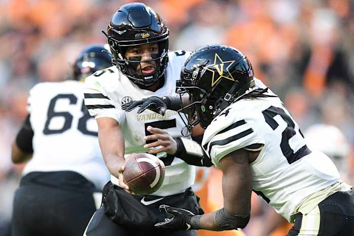 Vanderbilt quarterback Mike Wright (5) hands the ball off to Vanderbilt running back Rocko Griffin (24) during an SEC conference game between Tennessee and Vanderbilt at Neyland Stadium in Knoxville, Tenn. on Saturday, Nov. 27, 2021. Kns Tennessee Vanderbilt Football