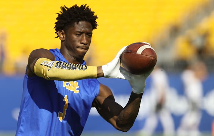 Pittsburgh Panthers wide receiver Jordan Addison (3) warms up before the game against the Western Michigan Broncos at Heinz Field.