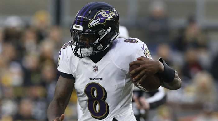 Baltimore Ravens quarterback Lamar Jackson (8)