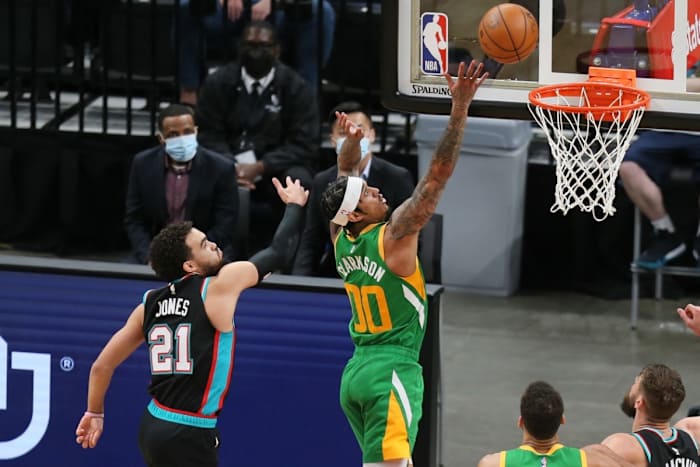 Jordan Clarkson (00) adds two points against the Memphis Grizzlies