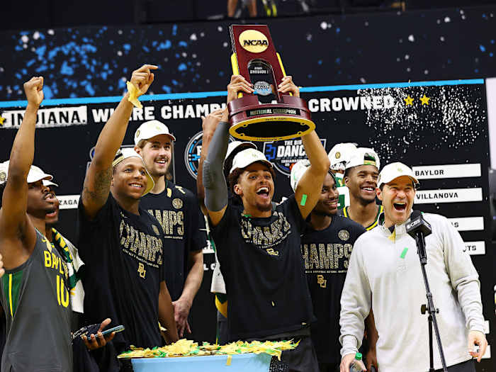 baylor-team-with-trophy