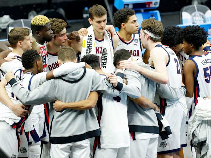 Gonzaga huddles after the loss to Baylor