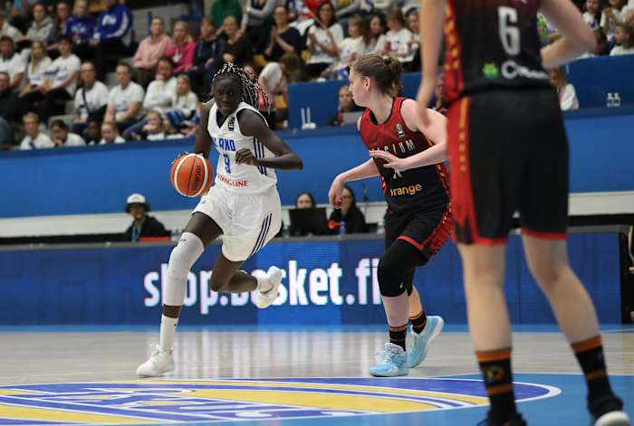 Awak Kuier dribbles in a Finland jersey