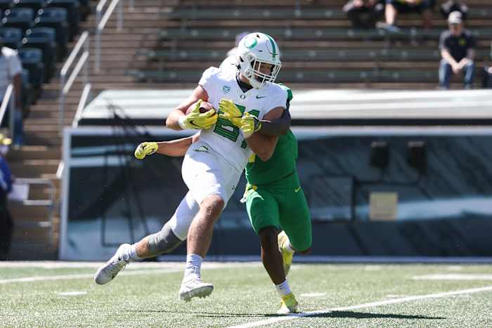Tight end Patrick Herbert runs after the catch during the 2021 Oregon spring game.