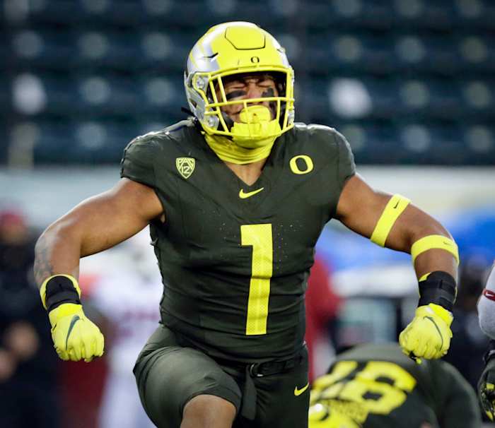 Noah Sewell flexes after making a big play against Stanford on November 7, 2020 in Autzen Stadium.