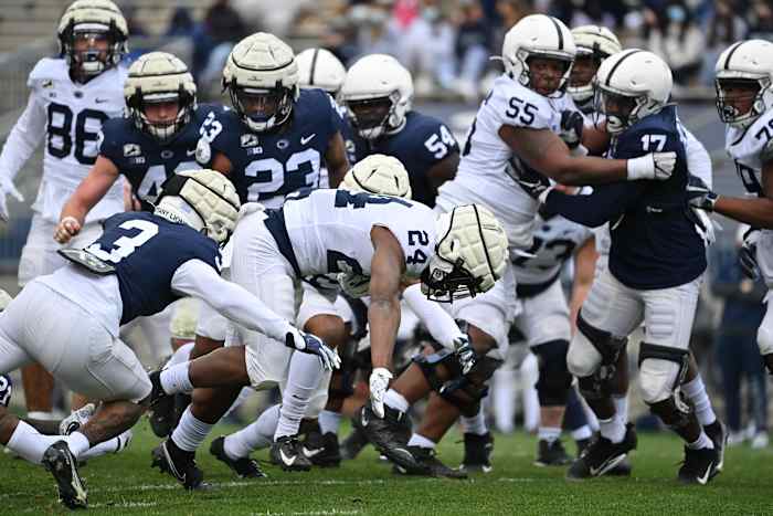 Running back Keyvone Lee (24)