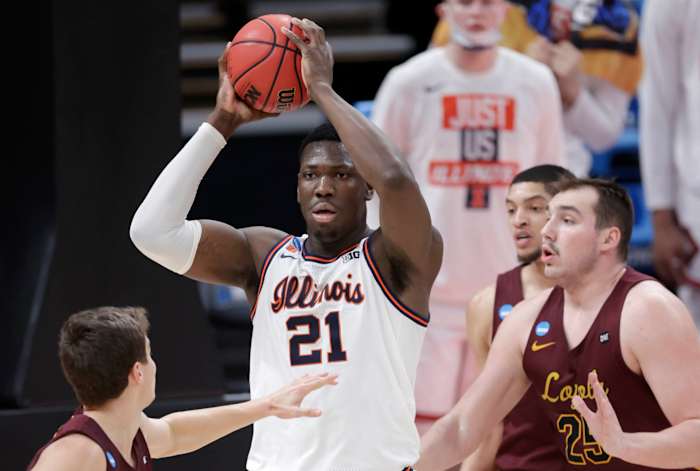 Illinois Fighting Illini center Kofi Cockburn (21) searches for a teammate to pass the ball to during the second round of the 2021 NCAA Tournament on Sunday, March 21, 2021, at Bankers Life Fieldhouse in Indianapolis, Ind. Cockburn will have until July 19 to withdraw from the 2021 NBA Draft.