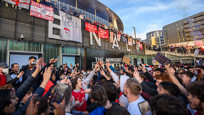 Arsenal fans protest Kroenke ownership
