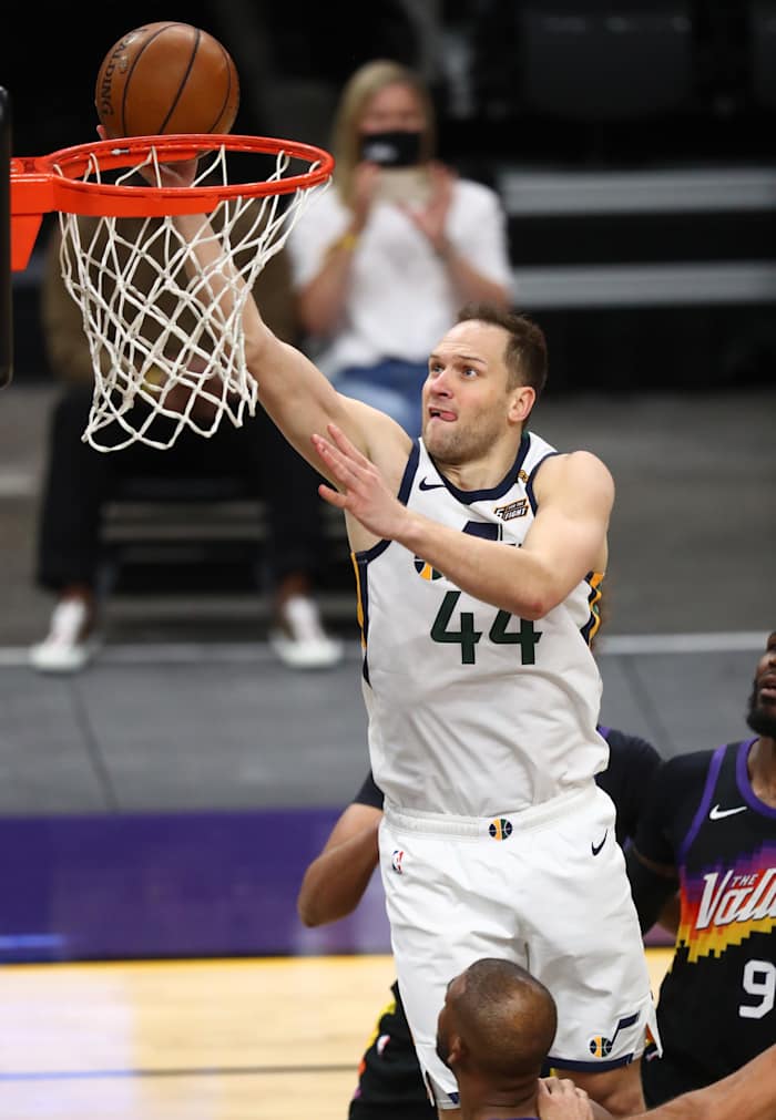 Bojan Bogdanovic (44) scores against the Phoenix Suns