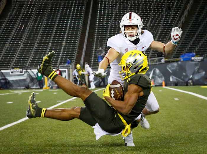 Johnny Johnson hauls in a difficult catch against the Stanford Cardinal on November 7, 2020 at Autzen Stadium.
