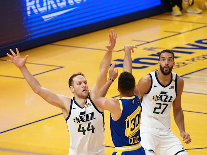 Bojan Bogdanovic (44) attempts to block Stephen Curry's (30) shot 