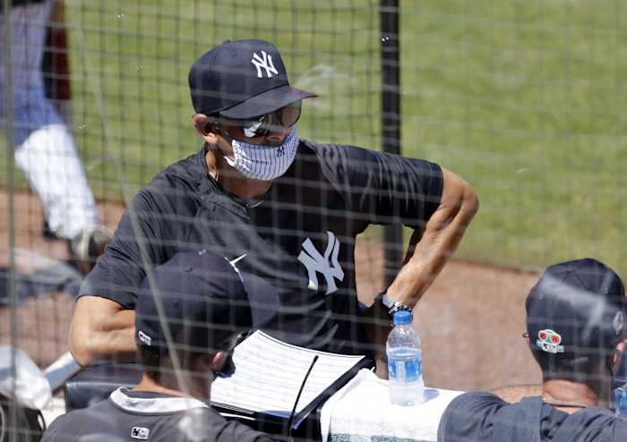 Yankees manager Aaron Boone wearing mask