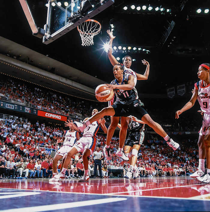Teresa Weatherspoon mid-air with the basketball