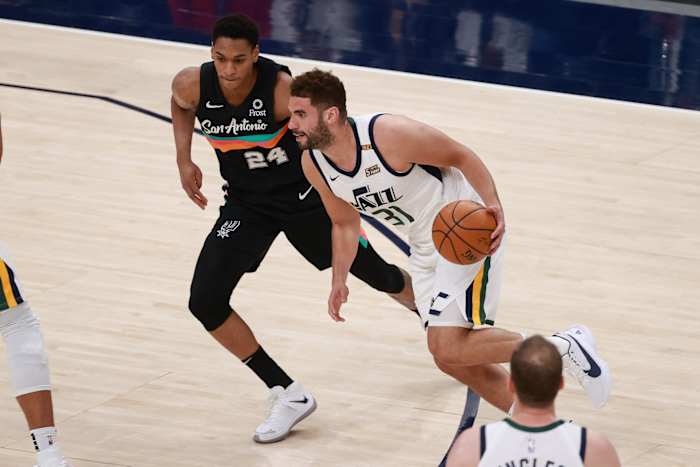 Georges Niang (31) drives to the hoop against the San Antonio Spurs