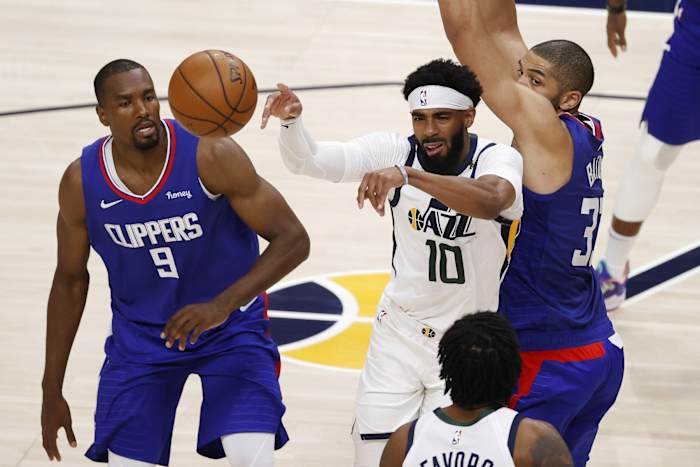 Mike Conley (10) dishes off a pass against the Los Angeles Clippers