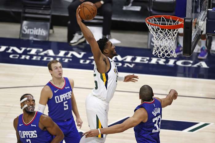 Donovan Mitchell (45) dunks on the Los Angeles Clippers
