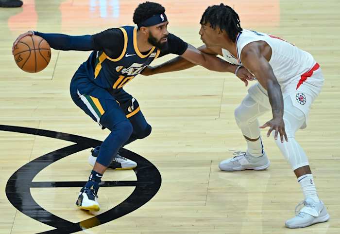 Mike Conley (10) looks to make a play against the Los Angeles Clippers
