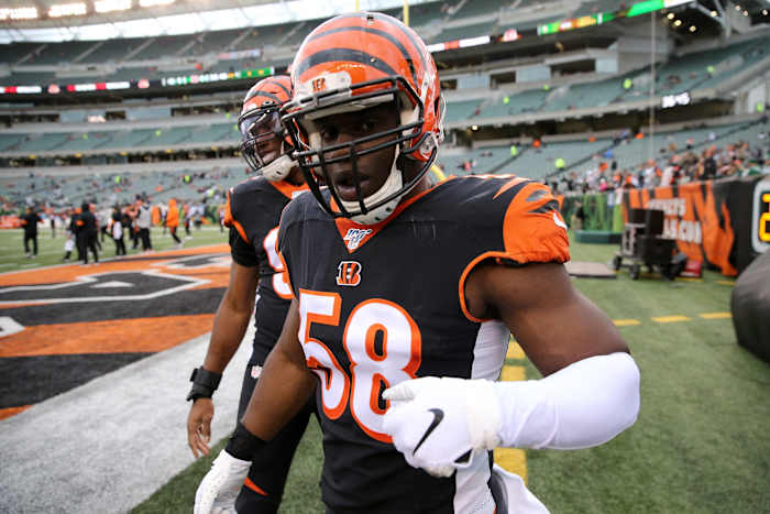 Bengals DE Carl Lawson warming up
