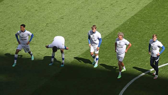 Finland's players honor Christian Eriksen