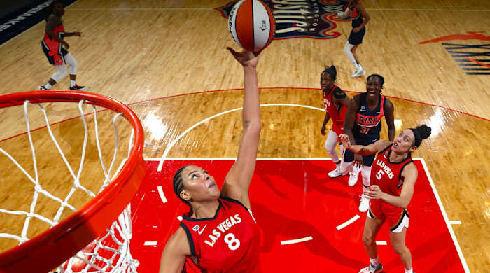Liz Cambage driving the ball to the rim