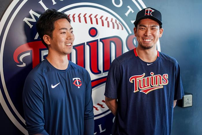 Sekizaki (left) participates in conditioning drills with Maeda (right) during the season to understand what the pitcher is going through each day.