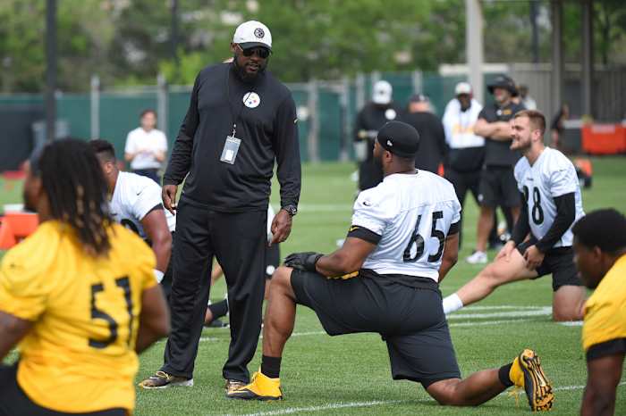 Steelers head coach Mike Tomlin talks with rookie Dan Moore Jr. at OTAs.