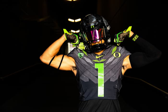 Sategna flexes in the tunnel leading to Autzen Stadium during his Oregon official visit this summer.