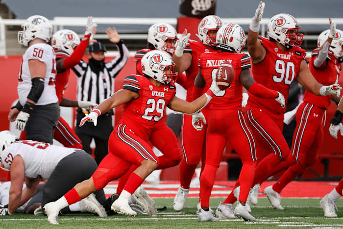 Nephi Sewell (29) celebrates a fumble recovery in the fourth quarter against Washington State.