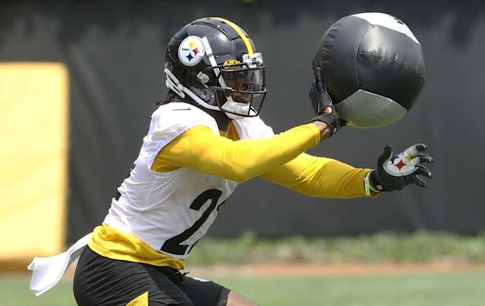 Pittsburgh Steelers running back Najee Harris wears a yellow wristband to indicate he has not received the COVID-19 vaccine.