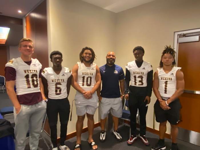 Sincere Edwards with Apopka (Fla.) Wekiva teammates and HC
