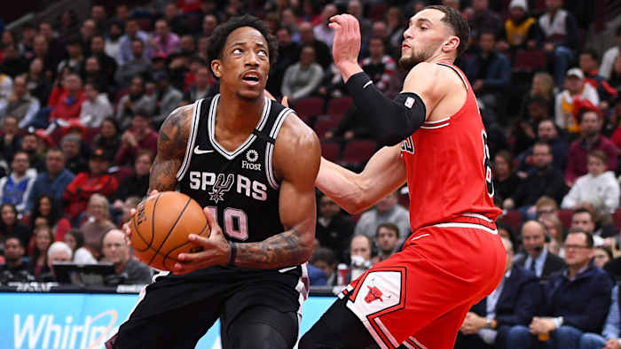 DeMar DeRozan (10) shoots the ball against Chicago Bulls guard