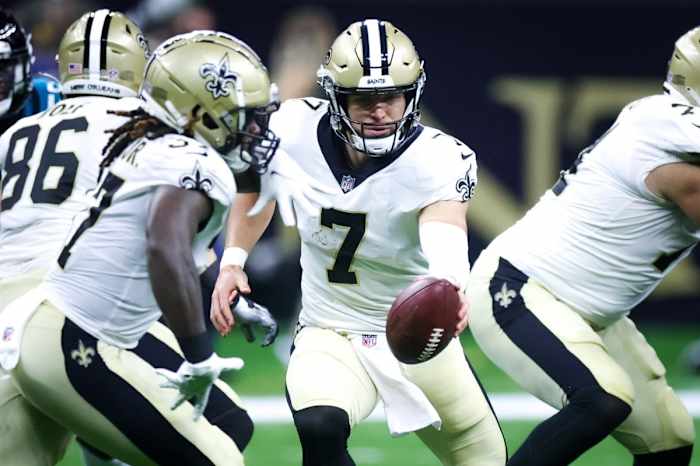 New Orleans Saints quarterback Taysom Hill (7) hands the ball off to running back Tony Jones Jr. (37) against the Jaguars. Mandatory Credit: Stephen Lew-USA TODAY