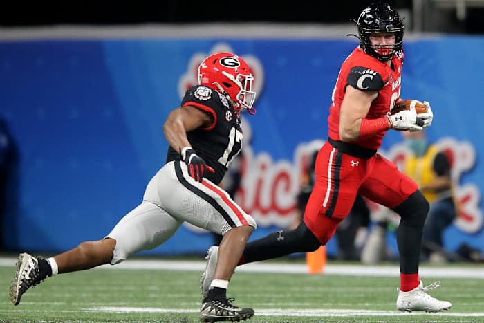 Cincinnati Bearcats tight end Josh Whyle (81) looks back as Georgia Bulldogs linebacker Nakobe Dean (17) defends in the fourth quarter during the Chick-fil-A Peach Bowl, Friday, Jan. 1, 2021, at Mercedes-Benz Stadium in Atlanta, Georgia. The Georgia Bulldogs won, 24-21. Georgia Bulldogs Vs Cincinnati Bearcats Chick Fil A Peach Bowl 2020 Jan 1 2021